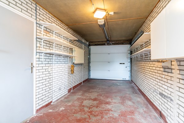 Foto - Te koop: Een ruime twee-onder-een kapwoning met inpandige garage, groot souterrain en goed formaat tuin gelegen op het Zuidwesten op een prima locatie in Wijlre.